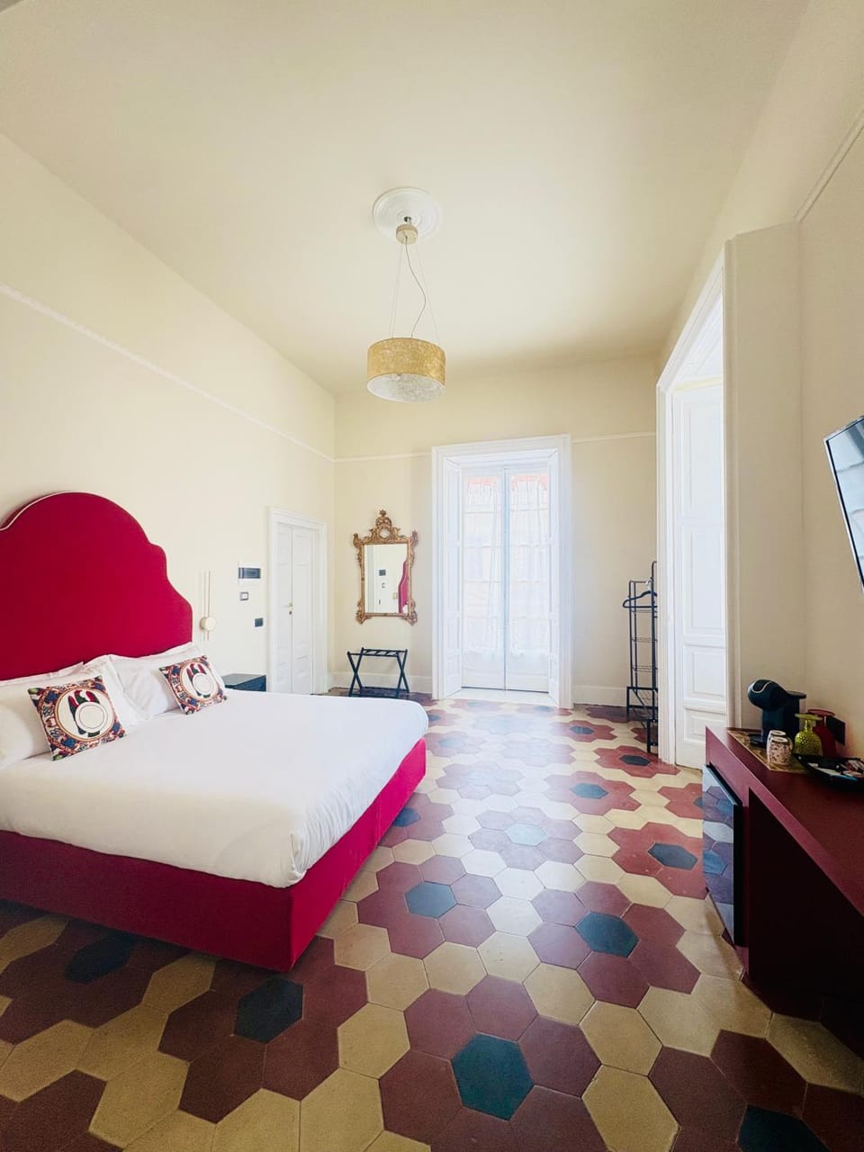 Bed, TV and multimedia, Photo of the whole room, Bedroom
