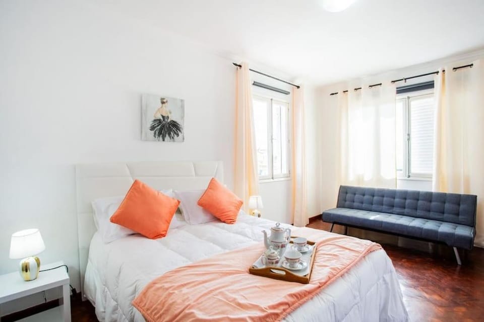 Bed, Photo of the whole room, Seating area, Bedroom