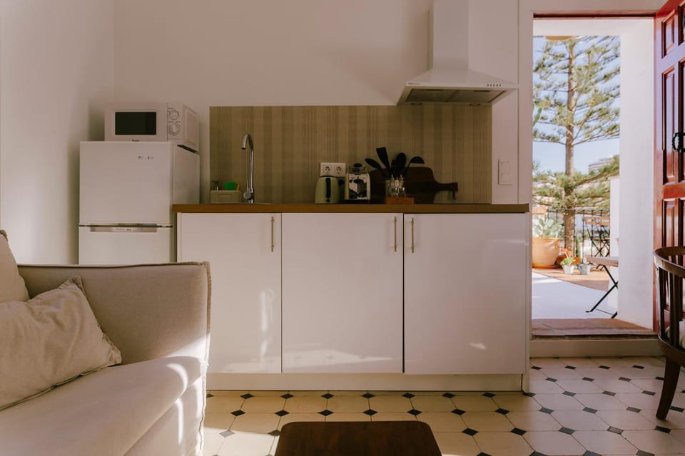 Coffee/tea facilities, microwave, oven, stove, kitchen