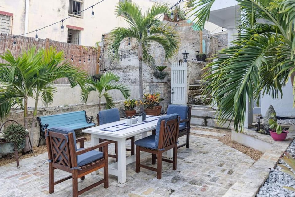 Garden, Seating area, Dining area
