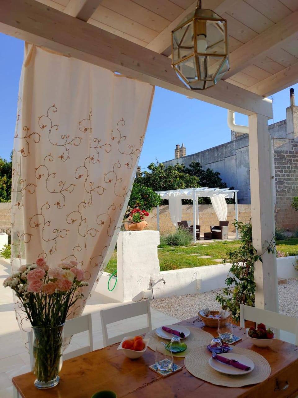 Property building, Patio, Day, Garden, View (from property/room), Food and drinks, Garden view