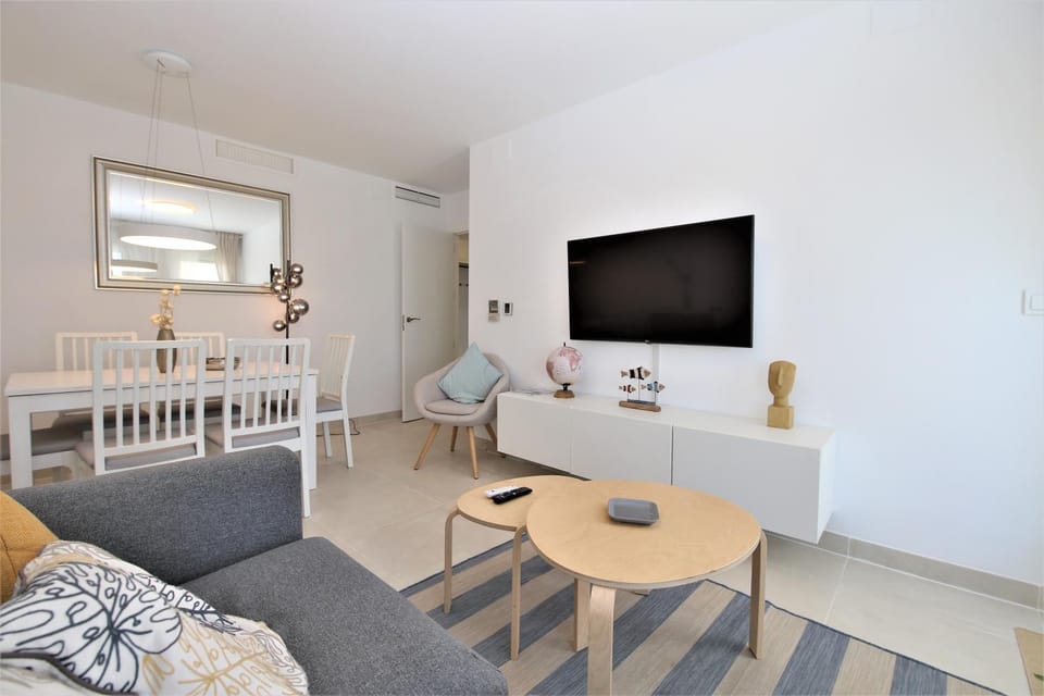 TV and multimedia, Living room, Seating area, Dining area