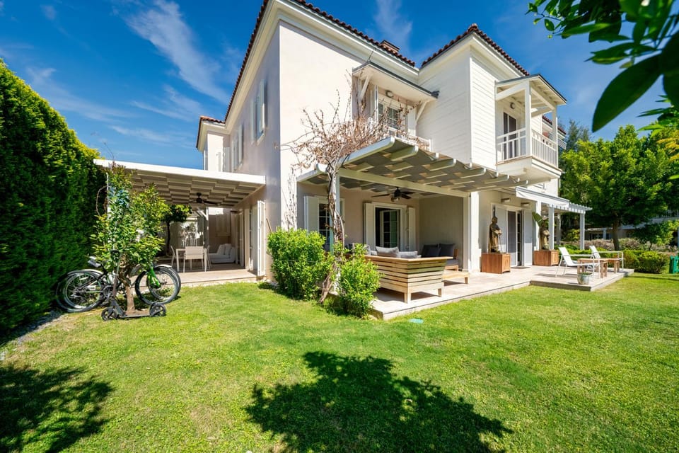 Property building, Patio, Spring, Day, Garden, Garden view