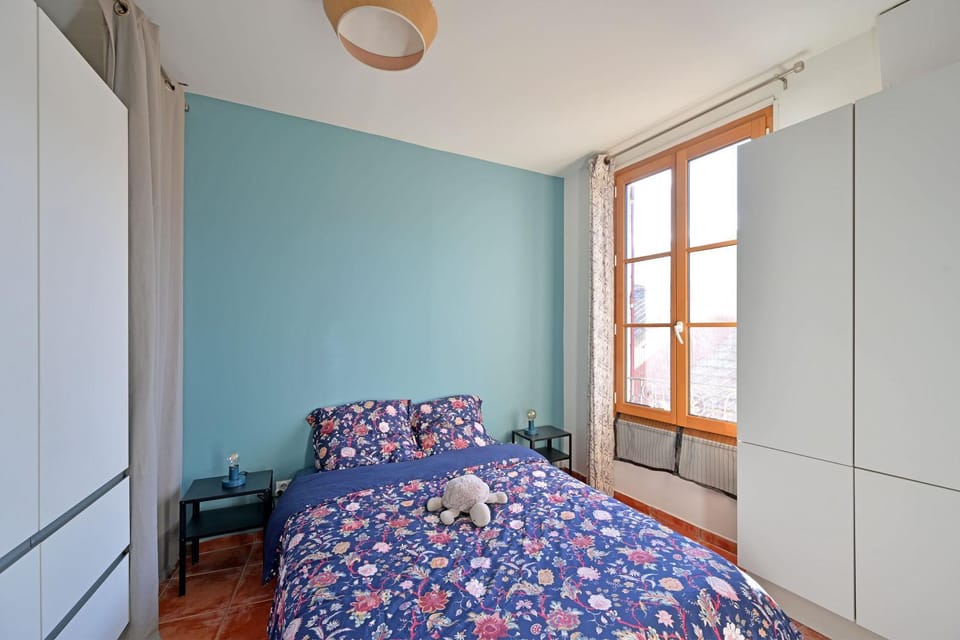 Bed, Photo of the whole room, Bedroom, storage