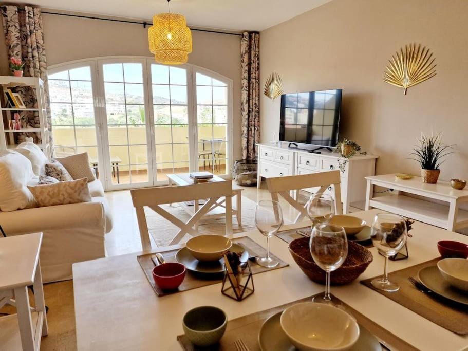 Royal Golf View: 2BR, Pools & AC Apartment in Costa del Sol