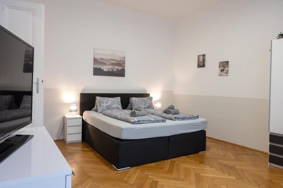Bed, TV and multimedia, Bedroom