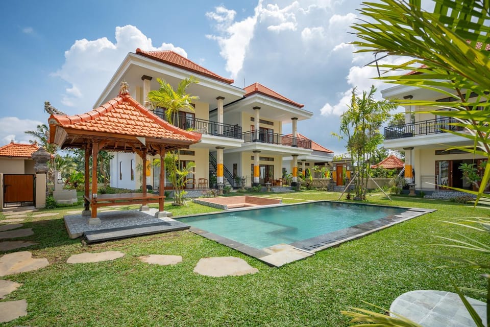 Property building, Garden, Pool view, Swimming pool