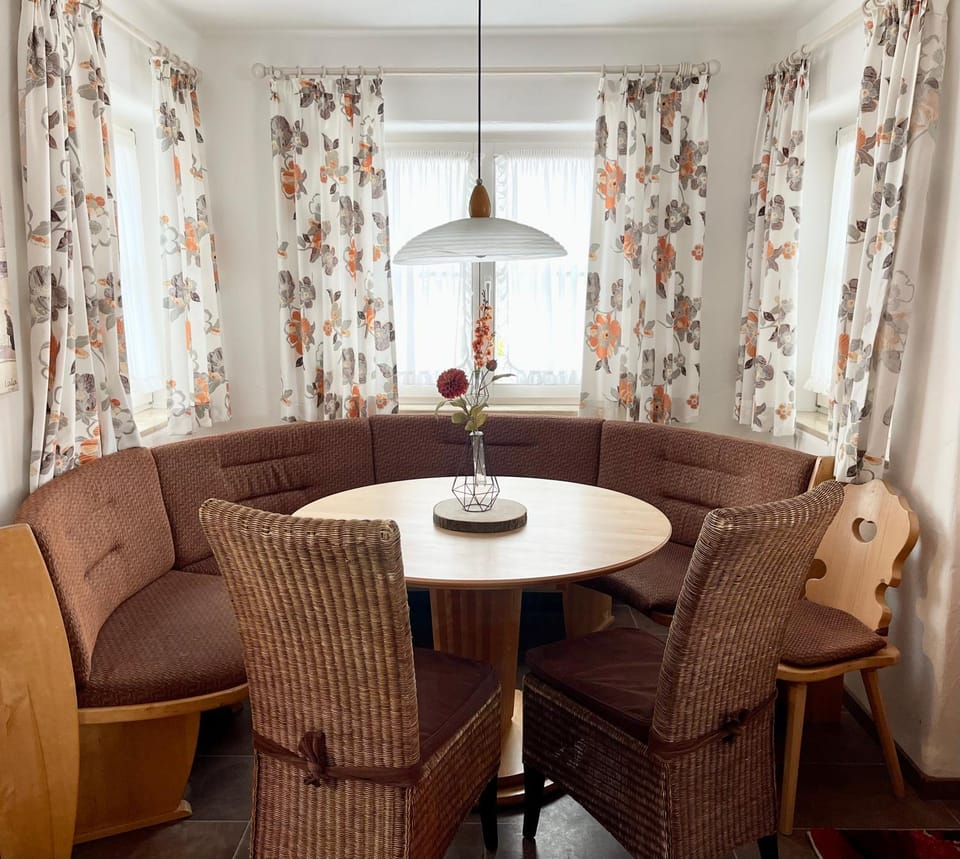 Seating area, Dining area