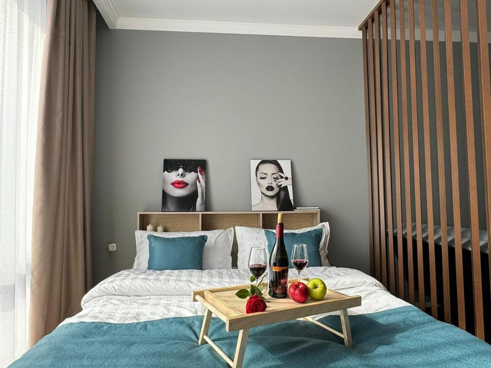 Bed, Food and drinks, Photo of the whole room, Bedroom, Food