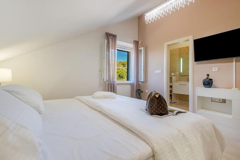 Villa Joy - 40 m2 heated pool, 35 000 m2 of land Villa in Split-Dalmatia County