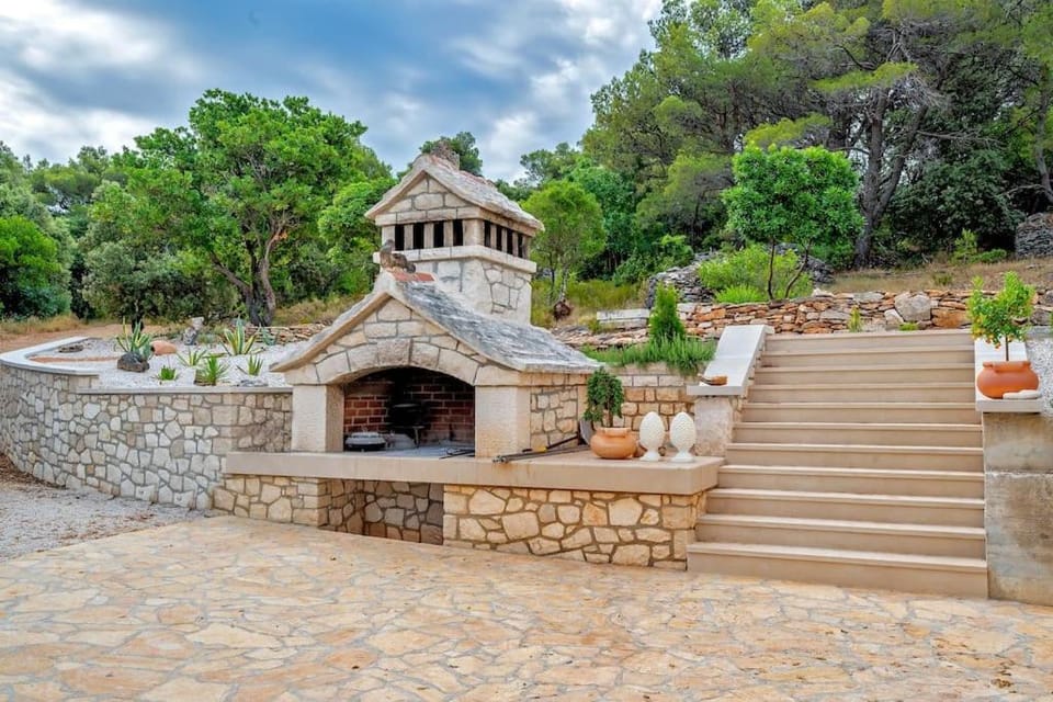 Villa Joy - 40 m2 heated pool, 35 000 m2 of land Villa in Split-Dalmatia County