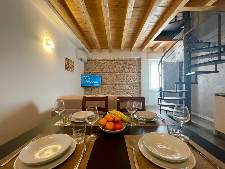 TV and multimedia, Kitchen or kitchenette, Living room, Food and drinks, Seating area, Dining area