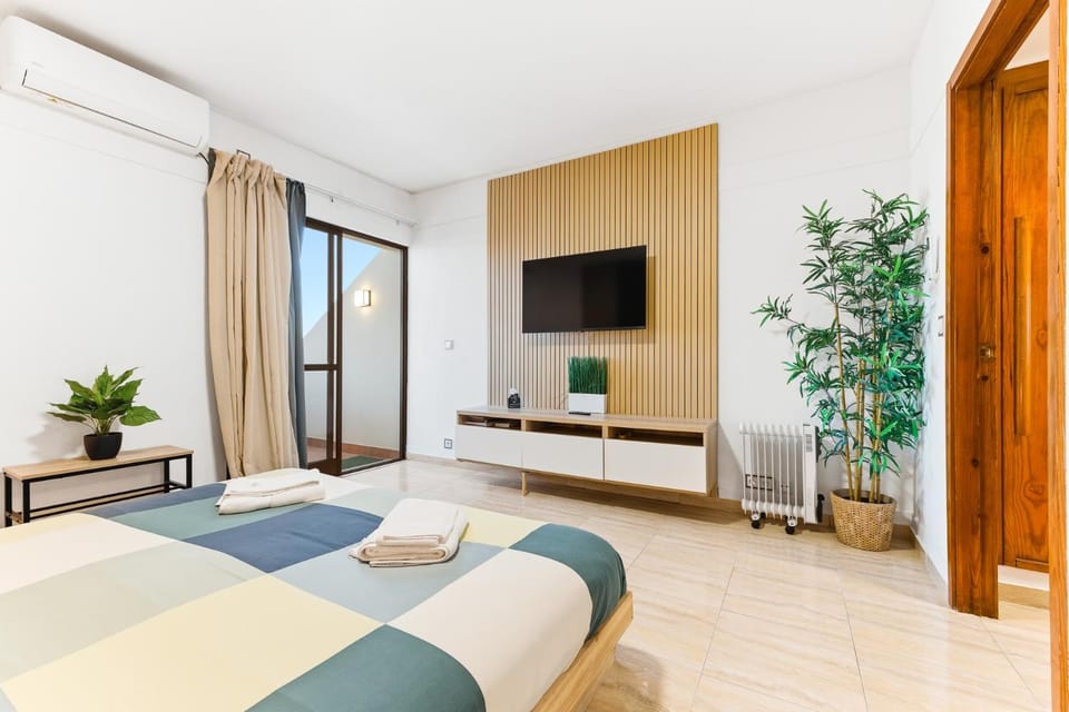 Communal lounge/ TV room, Bed, TV and multimedia, Photo of the whole room, Bedroom, air conditioner