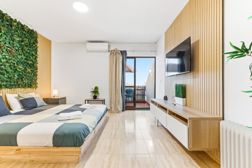 Communal lounge/ TV room, Bed, TV and multimedia, Bedroom, air conditioner