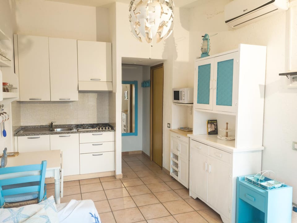Kitchen or kitchenette, Dining area, minibar, oven, stove