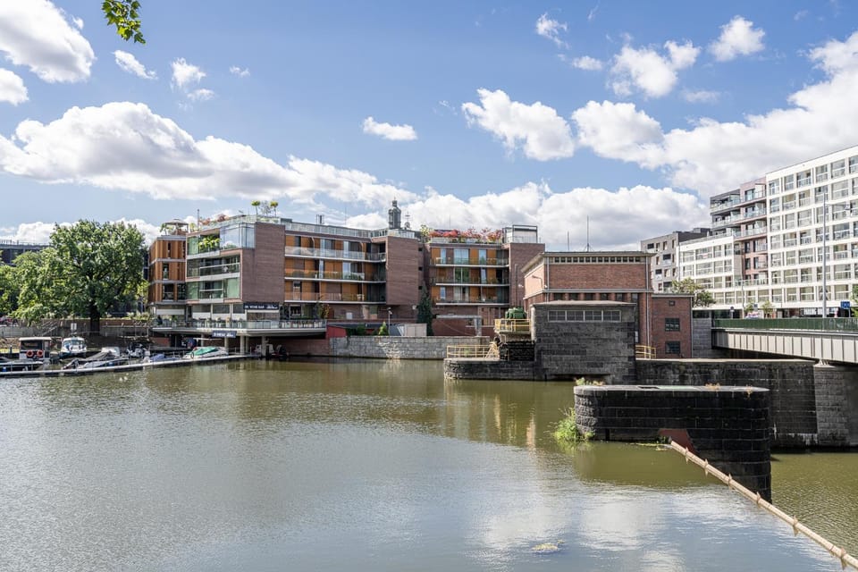 River view, Location