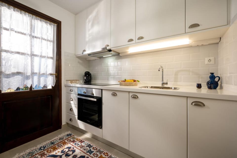 Kitchen or kitchenette, pet friendly, stove