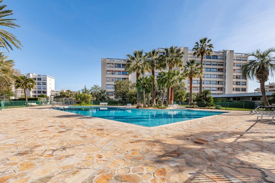 Apartment with pool - sea view Apartment in Antibes