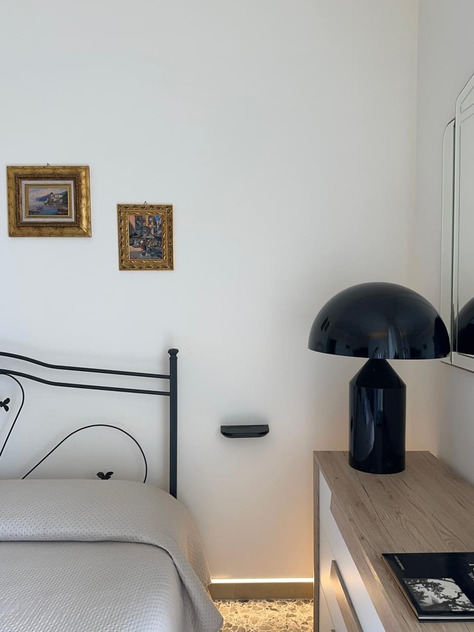 Bed, Photo of the whole room, Decorative detail, Bedroom