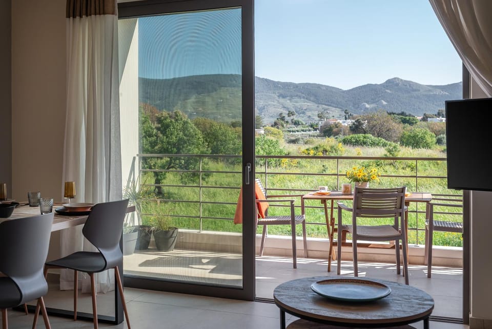 Patio, Communal lounge/ TV room, Spring, Day, Natural landscape, TV and multimedia, View (from property/room), Balcony/Terrace, Living room, Seating area, Dining area, Evening entertainment, Mountain view