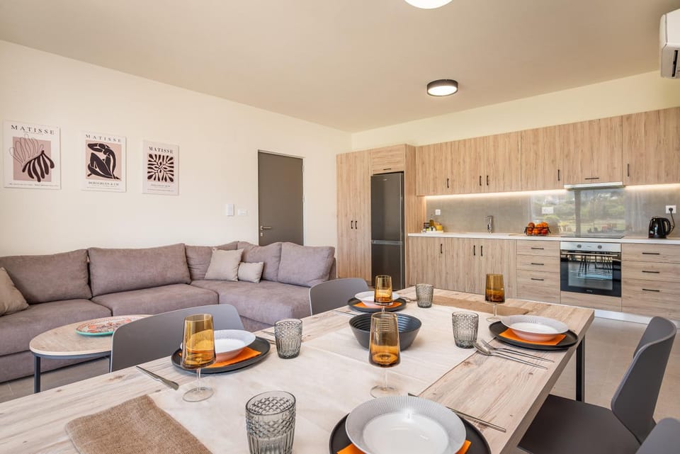 Kitchen or kitchenette, Living room, Food and drinks, Seating area, Dining area, Food, minibar, oven, pet friendly, stove