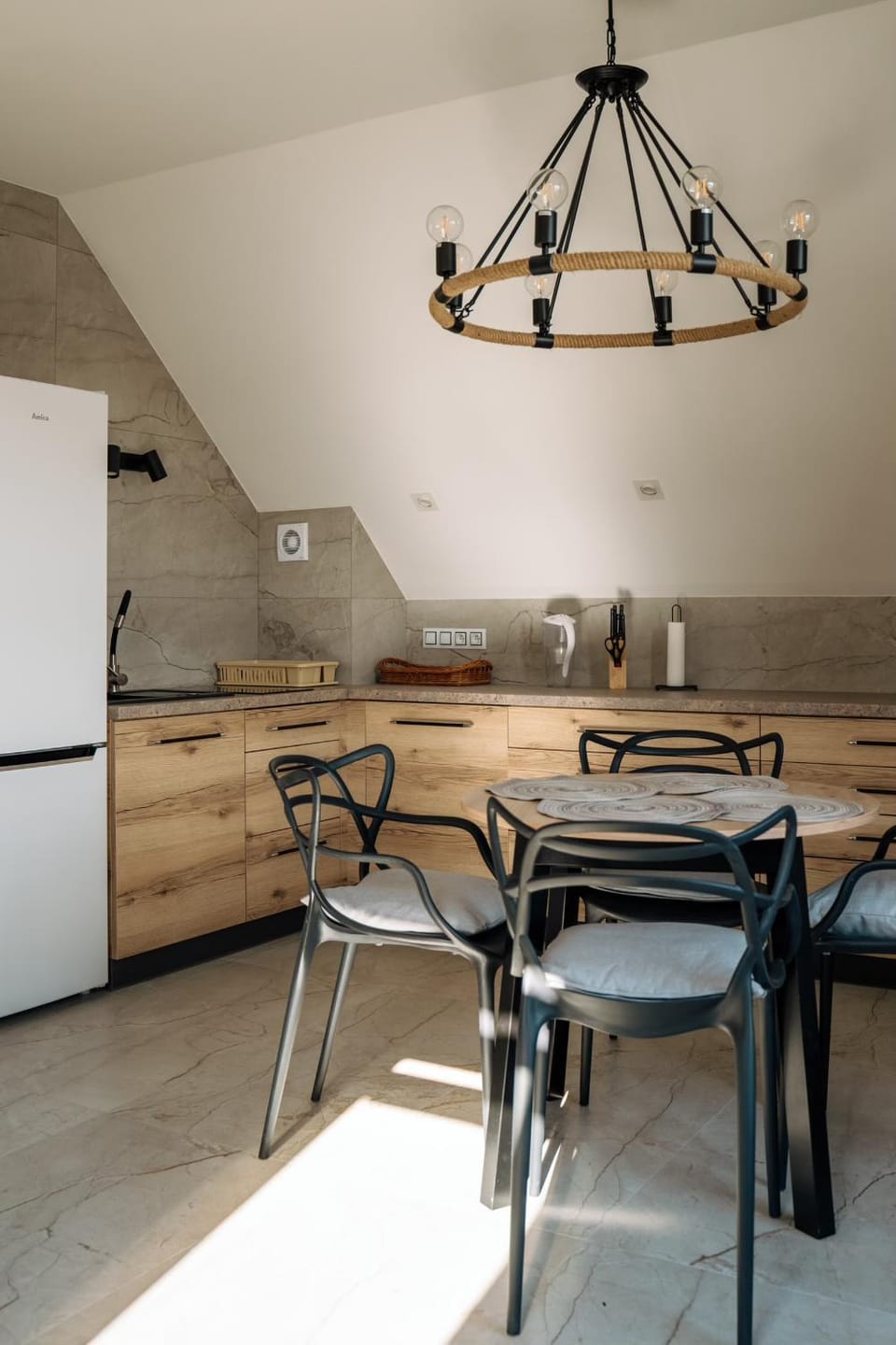 Kitchen or kitchenette, Dining area
