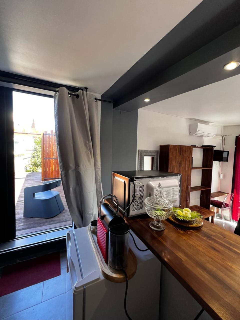 Coffee/tea facilities, Dining area, minibar, storage, air conditioner