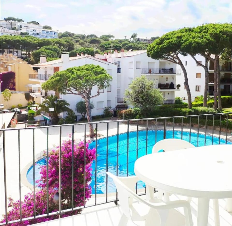 Property building, Day, Natural landscape, View (from property/room), Balcony/Terrace, Balcony/Terrace, Dining area, Pool view, Swimming pool
