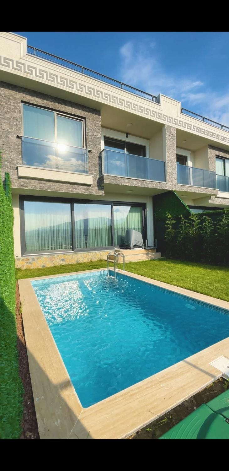 Property building, Day, Hot Tub, Pool view, Pool view, Swimming pool