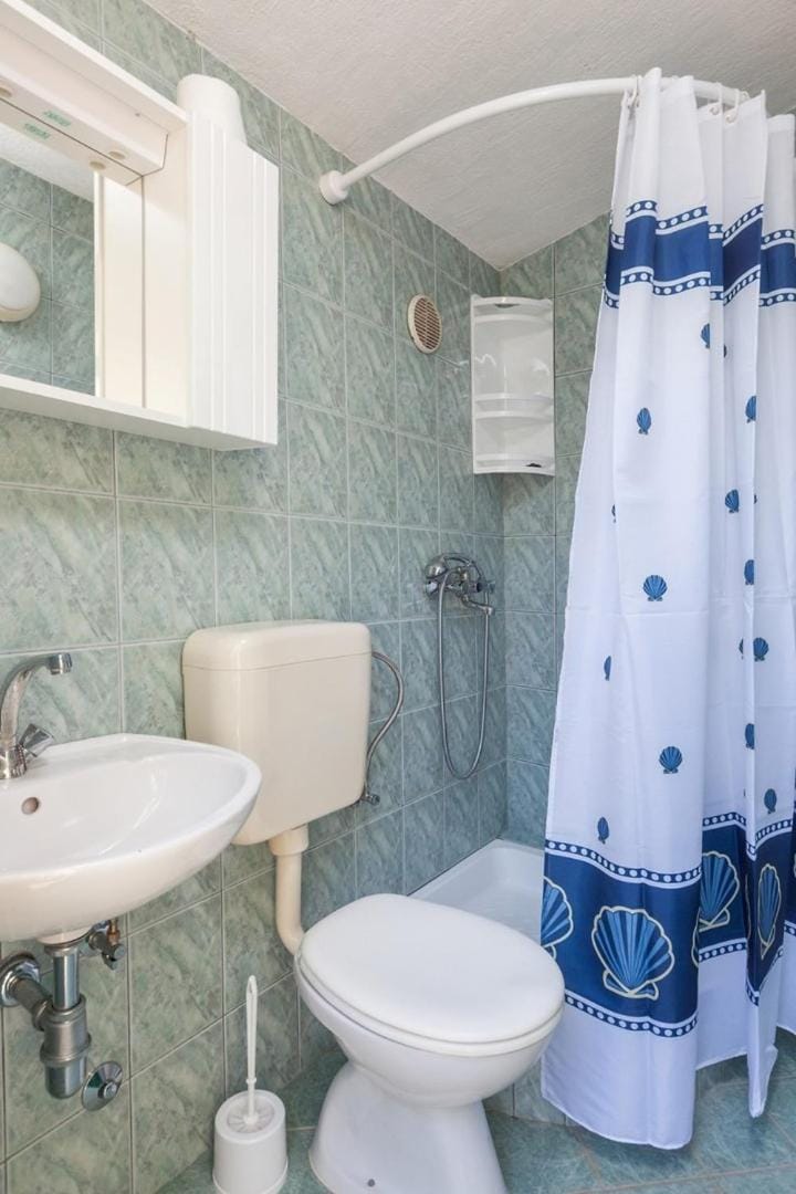 Shower, Toilet, Bathroom, towels