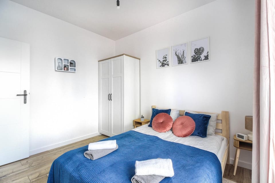 Bed, Bedroom, towels, wardrobe