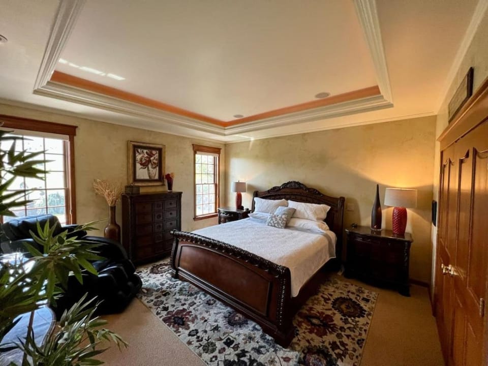 Bella Vita Estate Luxury Home With Hot Tub on Golf Course House in Baker City