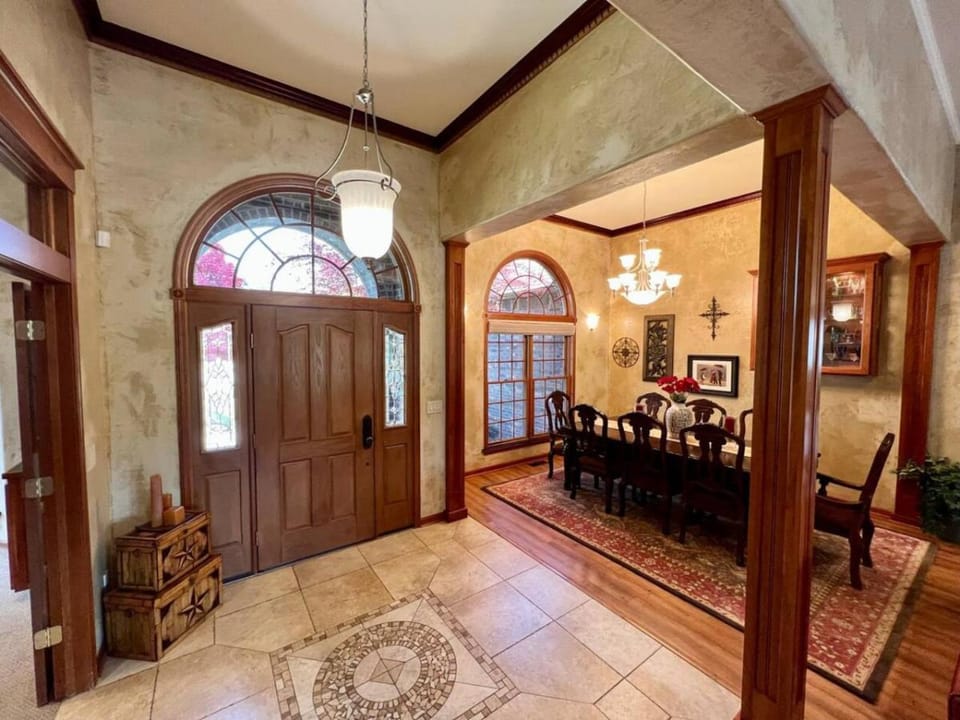 Bella Vita Estate Luxury Home With Hot Tub on Golf Course House in Baker City