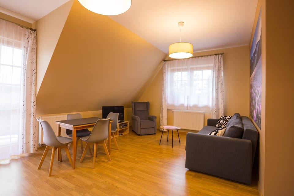 TV and multimedia, Seating area, Dining area