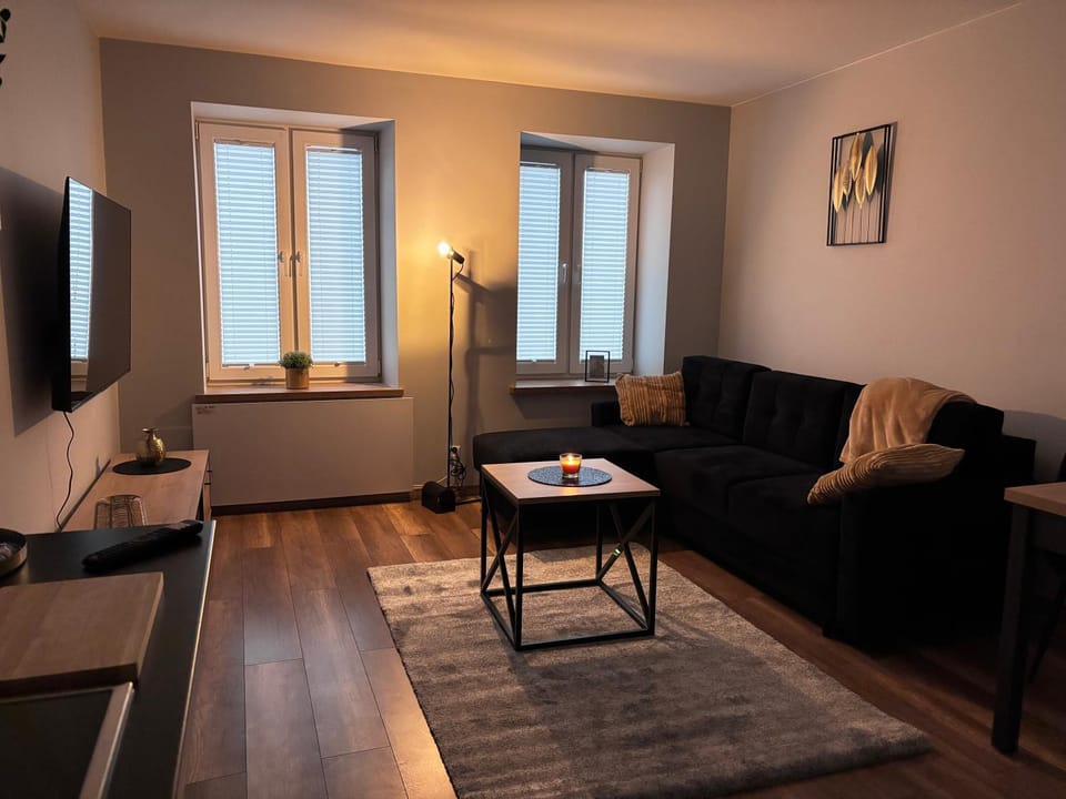 TV and multimedia, Living room, Seating area, Evening entertainment
