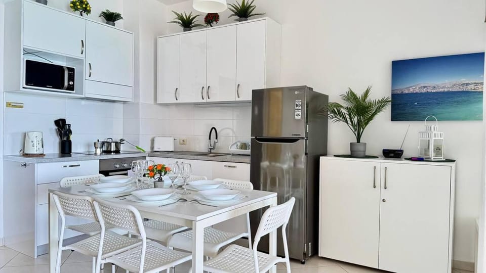 Coffee/tea facilities, Kitchen or kitchenette, Dining area, dishwasher, oven, stove, toaster