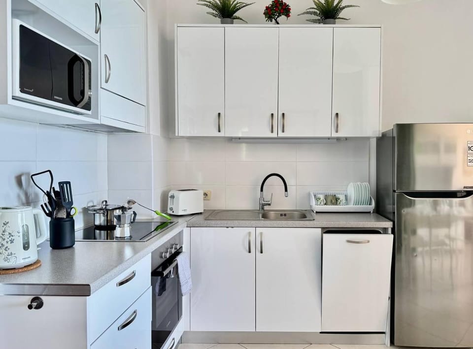 Coffee/tea facilities, Kitchen or kitchenette, dishwasher, oven, stove, toaster
