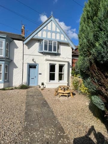 The Blue Cottage with luxurious Super King bed House in England