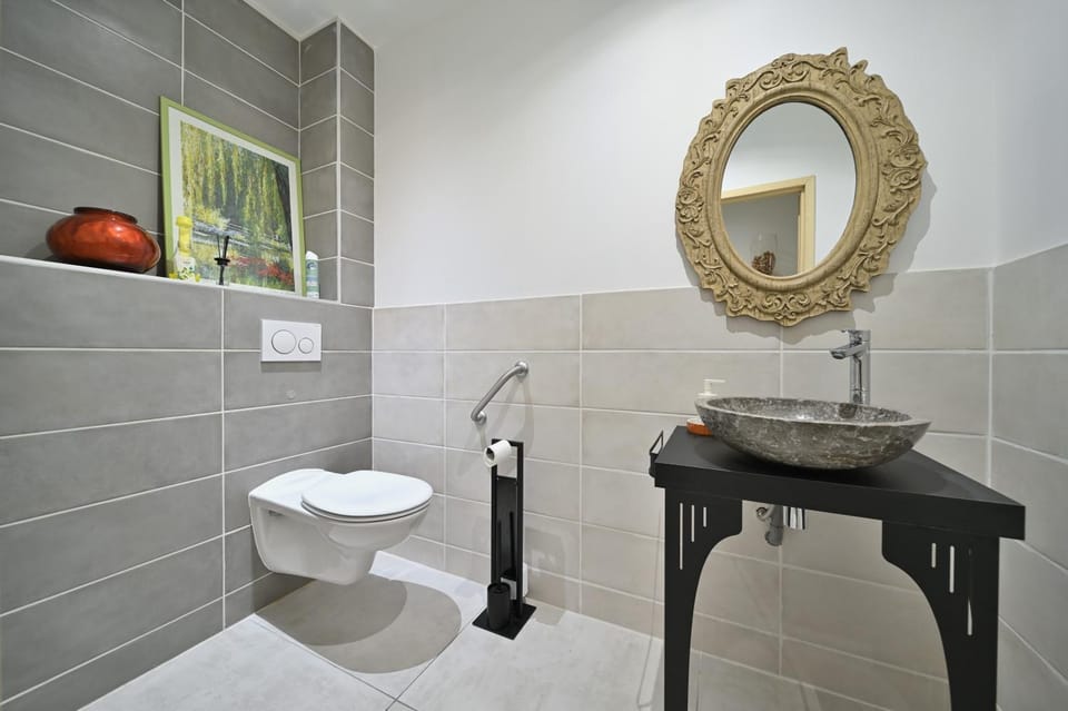 Bathroom, Living room