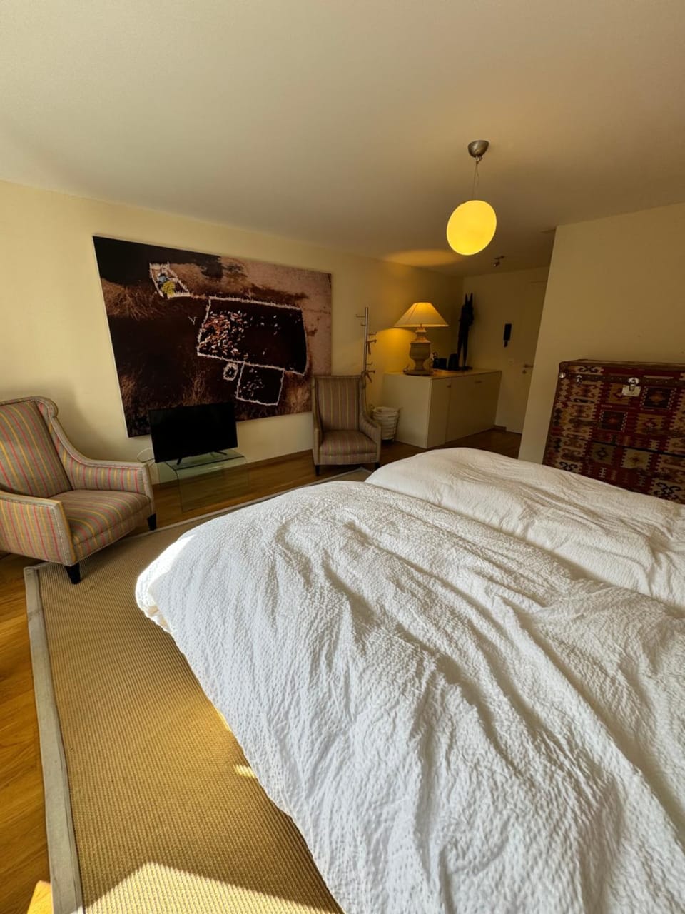 Bed, TV and multimedia, Photo of the whole room, Bedroom