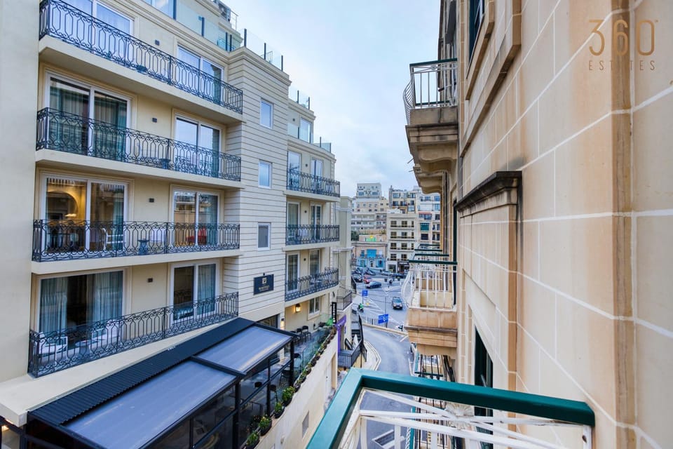 Property building, Day, Neighbourhood, City view, Street view, Location, Parking