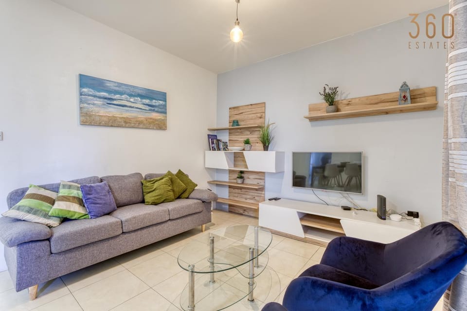 Communal lounge/ TV room, TV and multimedia, Living room, Seating area, Evening entertainment