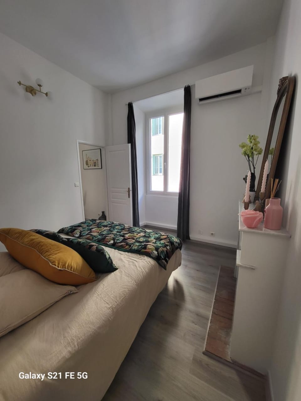 Bed, Photo of the whole room, Bedroom, air conditioner