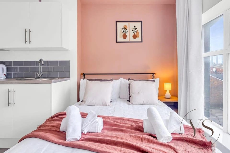 Modern 1A Longton Suite Near Alton Towers with Free Wi-Fi & Kitchenette Apartment in Stoke-on-Trent