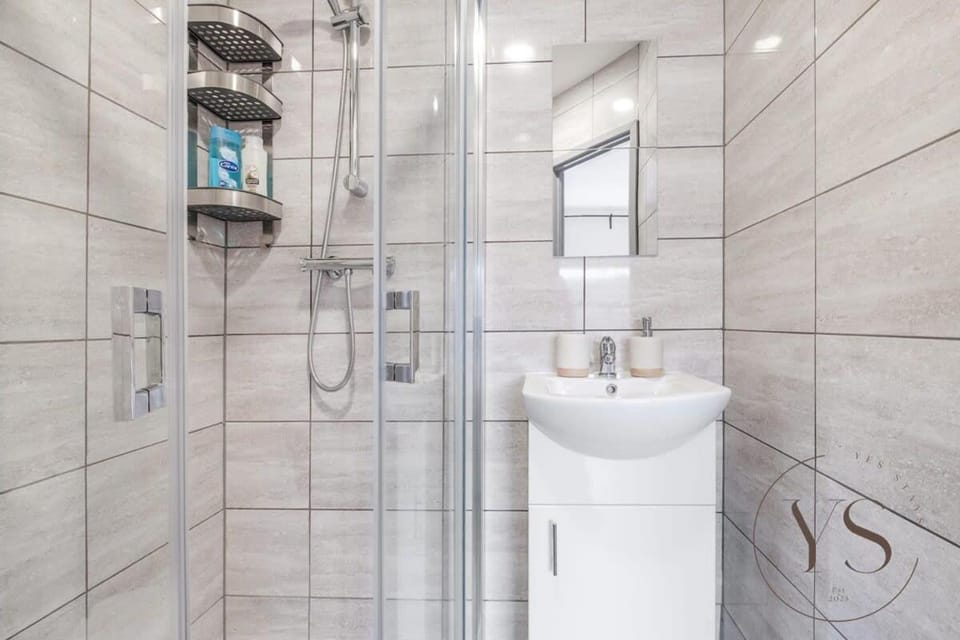 Modern 1A Longton Suite Near Alton Towers with Free Wi-Fi & Kitchenette Apartment in Stoke-on-Trent