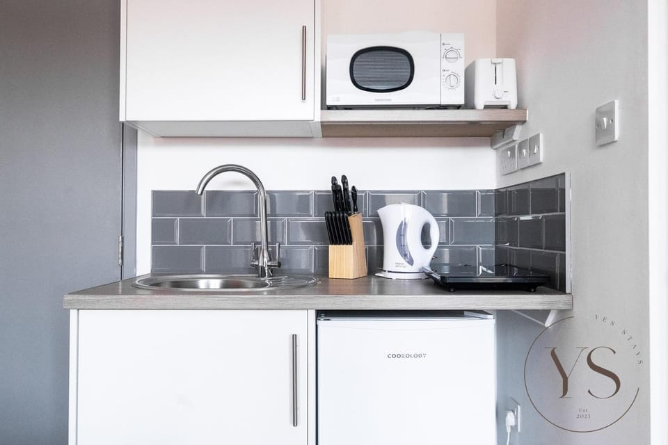 Modern 1C Longton Suite Near Alton Towers with Netflix, Wi-Fi & Kitchenette Apartment in Stoke-on-Trent