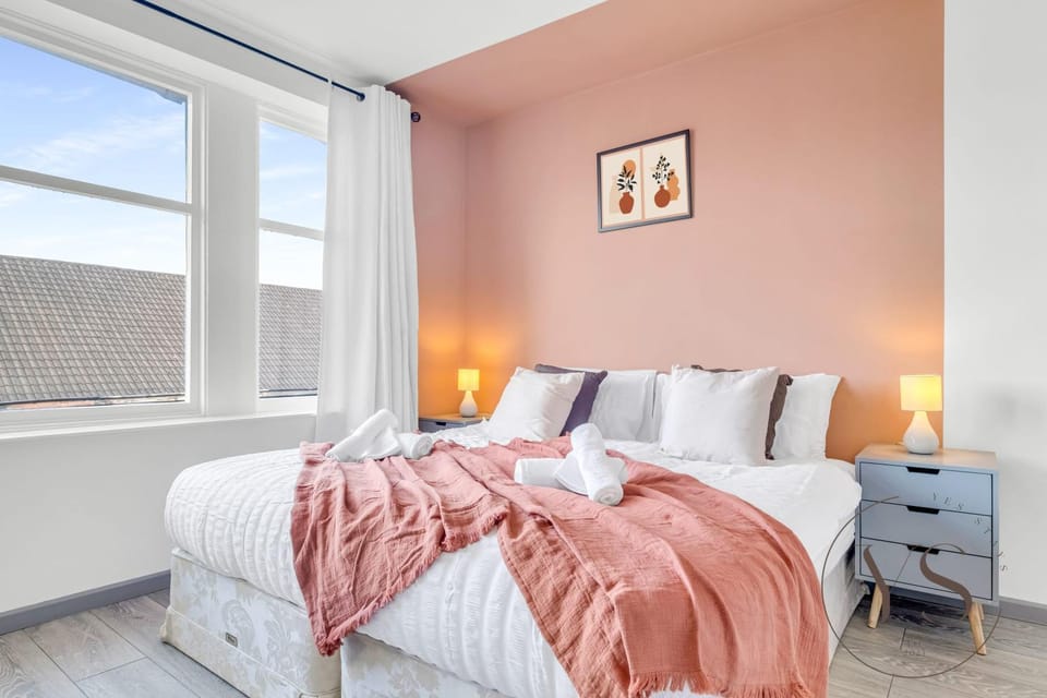 Modern 1C Longton Suite Near Alton Towers with Netflix, Wi-Fi & Kitchenette Apartment in Stoke-on-Trent