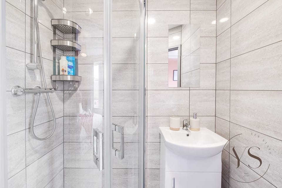 Modern 1C Longton Suite Near Alton Towers with Netflix, Wi-Fi & Kitchenette Apartment in Stoke-on-Trent