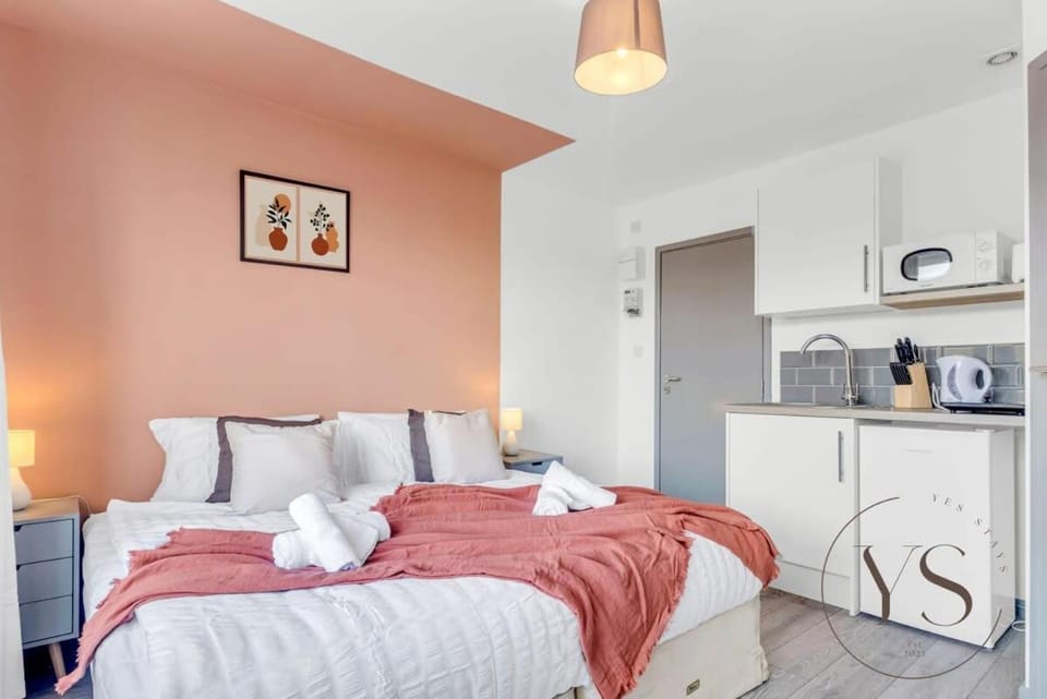 Sienna Suite 1D Near Alton Towers with Free Wi-Fi and Netflix Access Apartment in Stoke-on-Trent