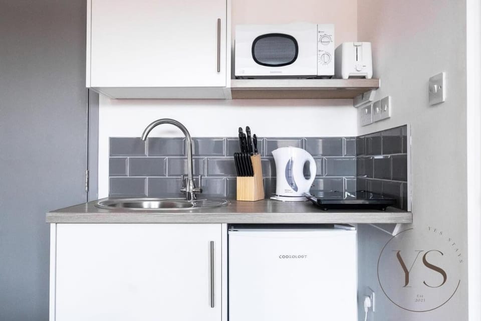 Sienna Suite 1D Near Alton Towers with Free Wi-Fi and Netflix Access Apartment in Stoke-on-Trent